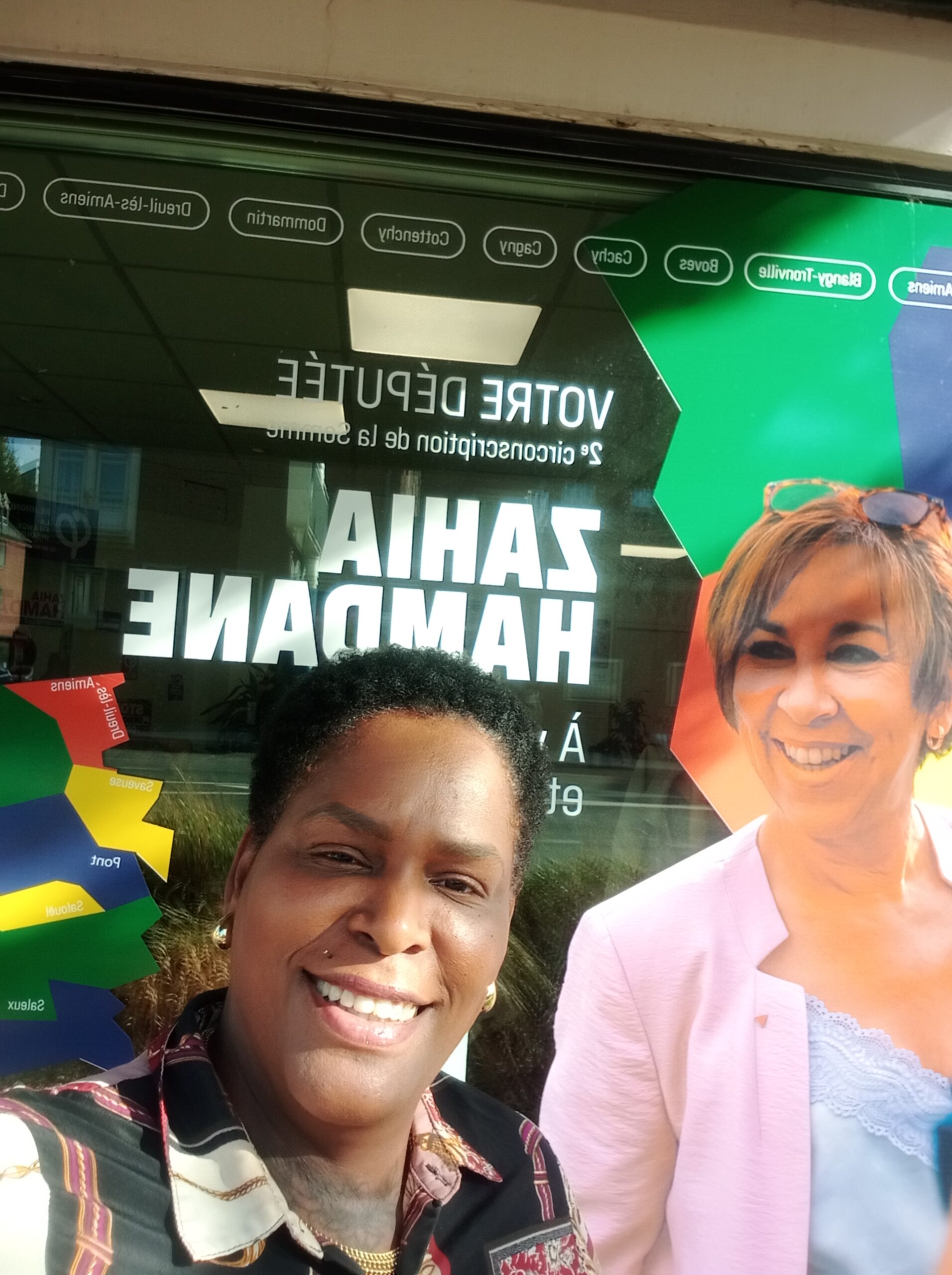 Sandra Boulogne et la députée Zahia Hamdane devant la permanence à Amiens